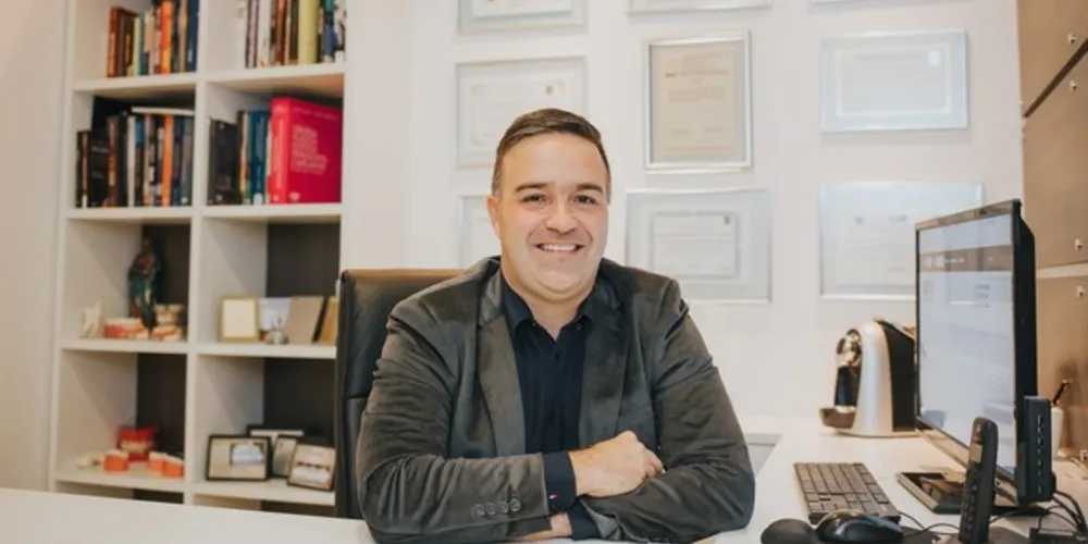 NIVER - O renomado profissional da Odontologia Leonardo Pellissari receberá os cumprimentos pela passagem de seu aniversário nesta quinta-feira (25). Leonardo é casado com Marina Pellissari e pai dos pequenos Bernando e Mariah. Da coluna os votos de prosperidade e sucesso.