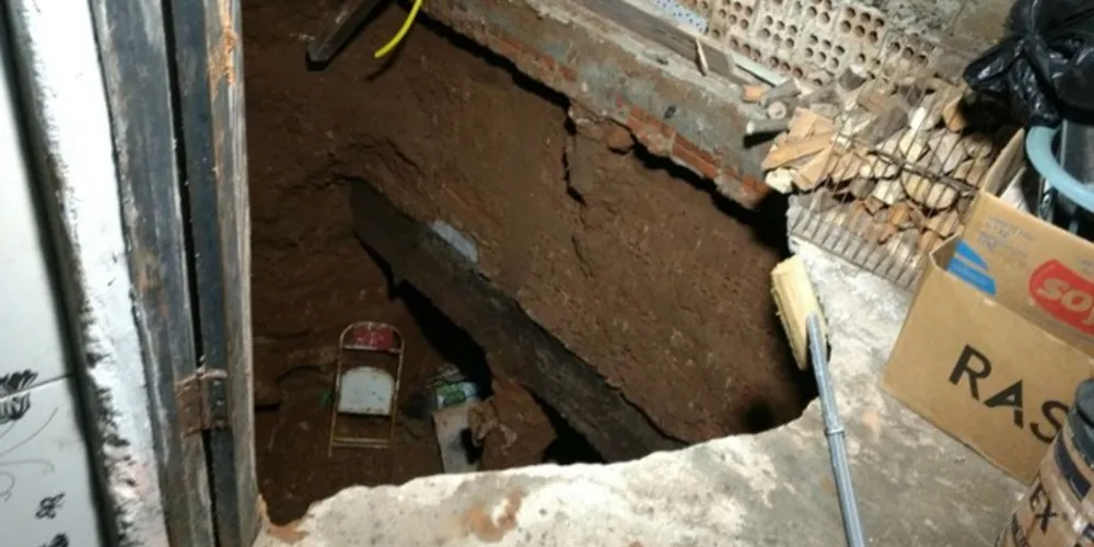 Buraco foi causado por causa de erosão 