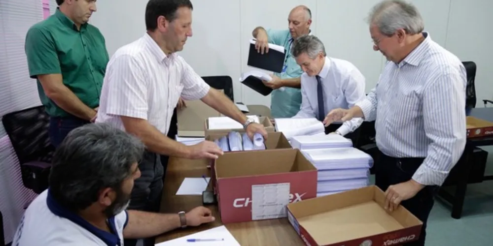 Conselheiros receberam documentação nesta quarta-feira (24) 