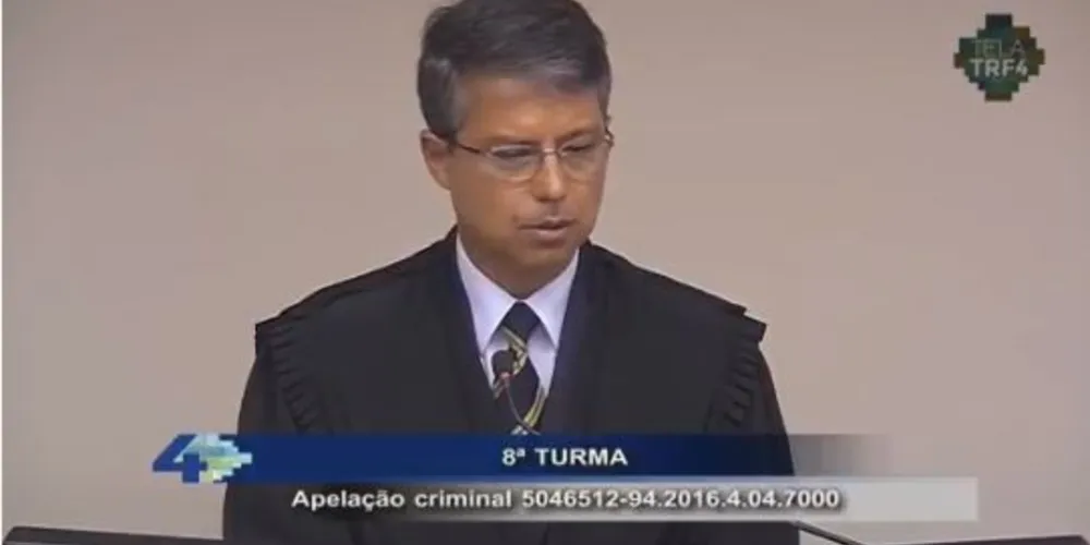 O desembargador Victor Laus acompanhou o relator e o revisor integralmente