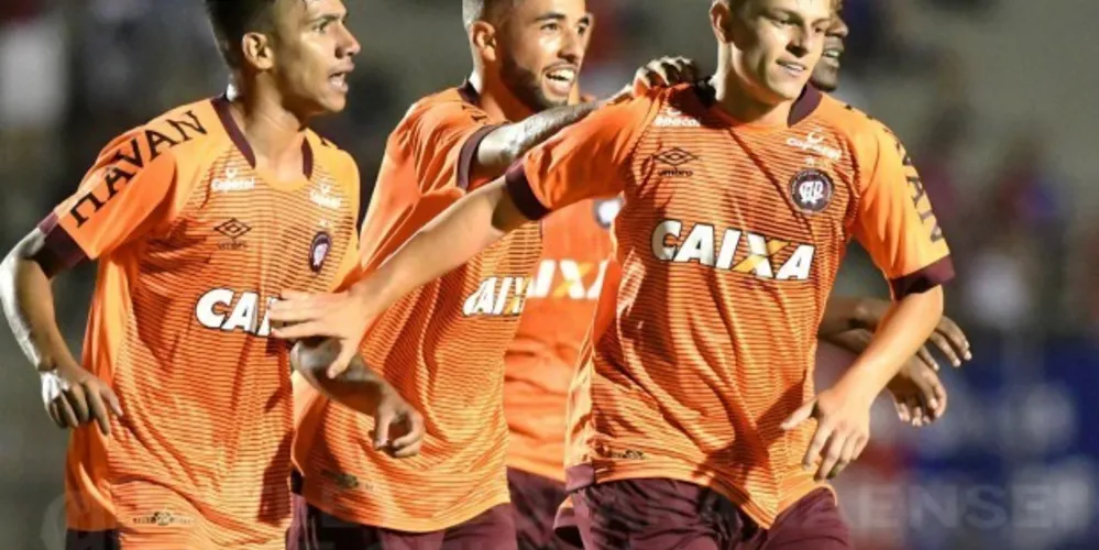 Na Vila Capanema, Furacão venceu o Tricolor por 3 a 0