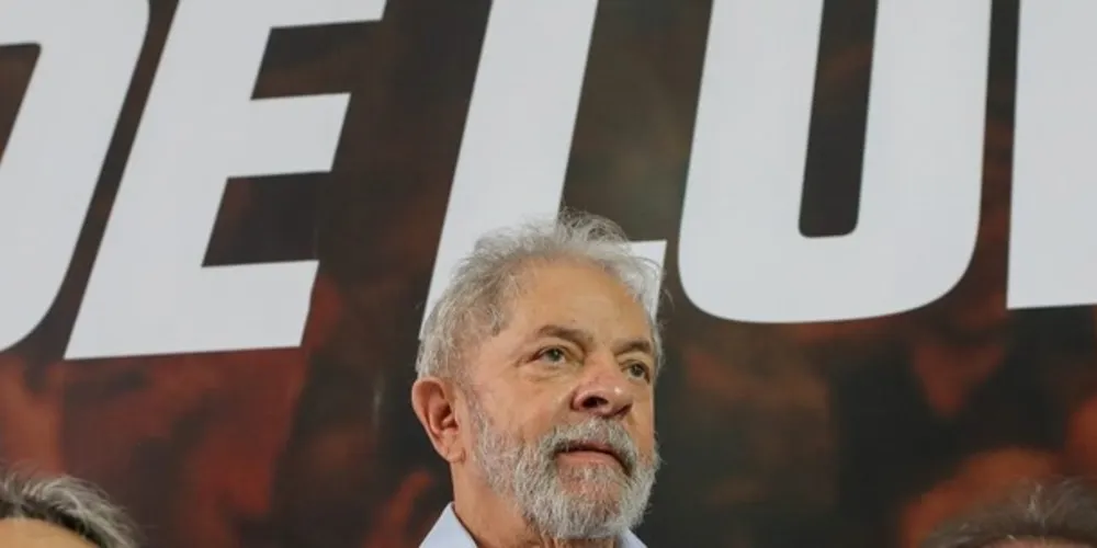 Imagem ilustrativa da imagem Advogado pede a tribunal que tome passaporte de Lula