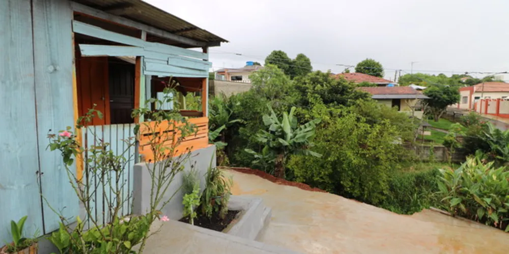 Após desmoronamento próximo a arroio, família deixa casa