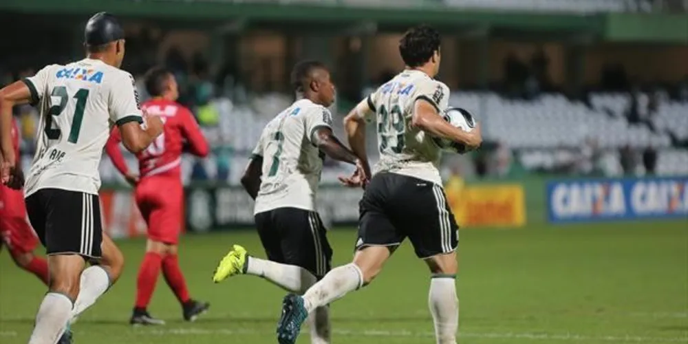 Kleber Gladiador marcou o gol de empate do Coxa no fim do segundo tempo