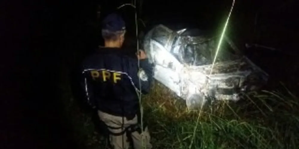 Veículo pegou fogo após a batida, mas ocupantes sofreram apenas lesões leves
