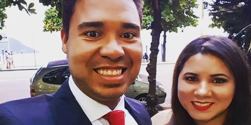 FELICITAÇÕES - O carioca Bruno Rabelo, Procurador do Estado na Regional de Ponta Grossa, celebra a troca de idade neste domingo (28). No registro especial Bruno ao lado de sua esposa Danielle Rabelo. Da coluna RC os votos de felicidades e sucesso.