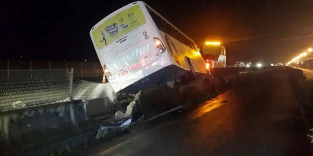 Imagem ilustrativa da imagem Ônibus bate em carro e é jogado contra mureta na BR-277