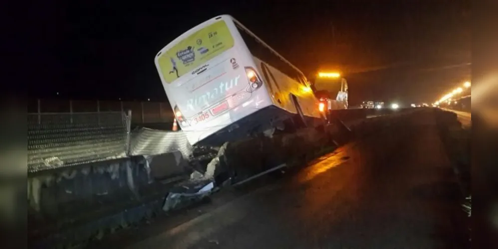 Imagem ilustrativa da imagem Ônibus bate em carro e é jogado contra mureta na BR-277