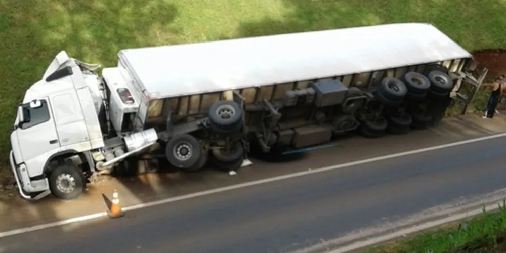Imagem ilustrativa da imagem Caminhão tomba em alça de acesso ao Trevo Caetano