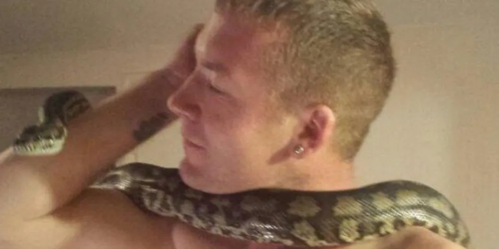 Nas redes sociais, o britânico costumava publicar fotos de si mesmo com grandes cobras/Foto: Reprodução Facebook