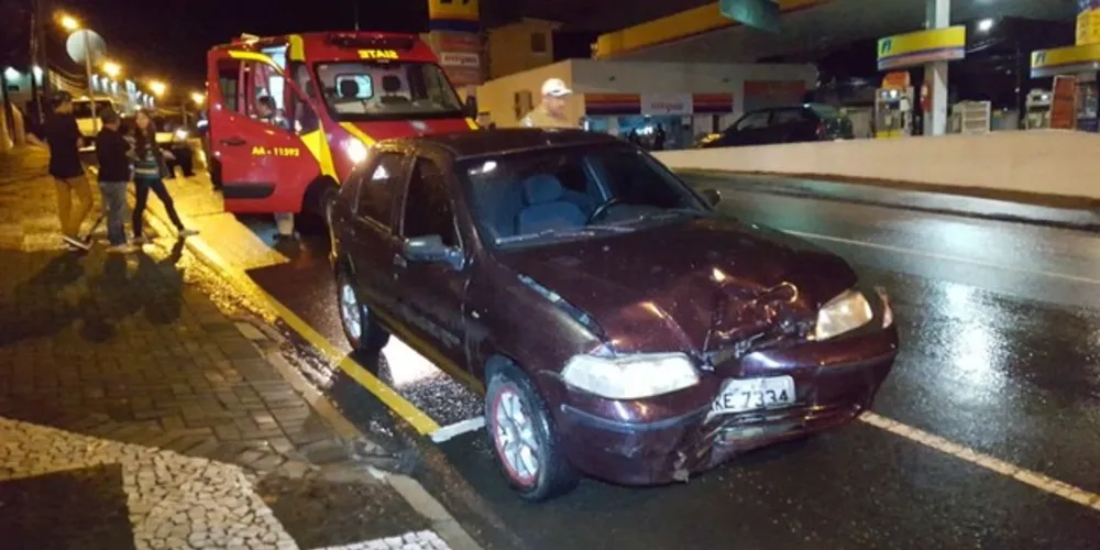 Motorista do Palio sofreu lesões leves e foi levado ao hospital
