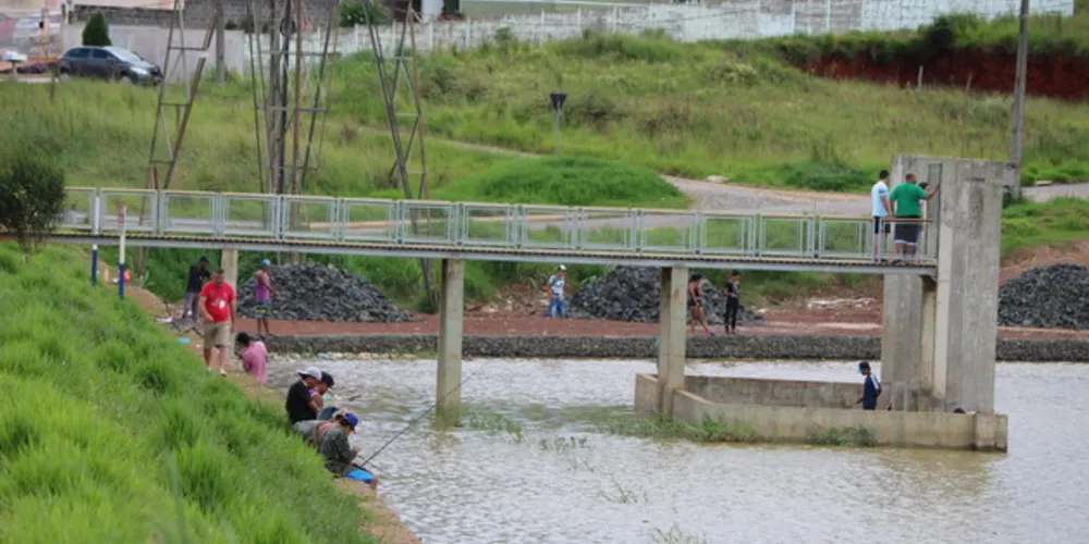 Jovens, adultos e crianças aproveitam a tarde pescando no Lago de Olarias