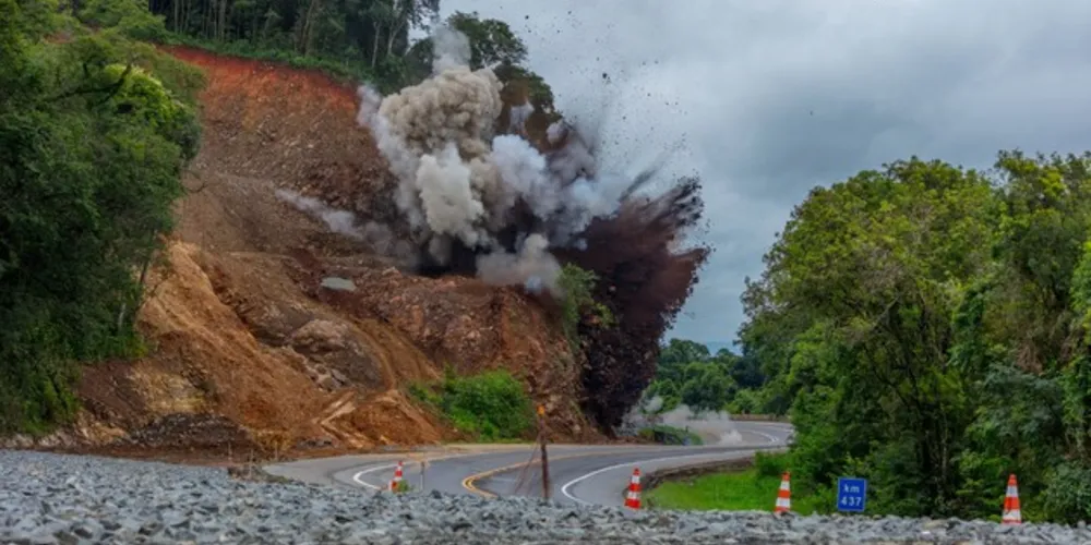 Detonação de rochas é necessária para o avanço das obras de duplicação
