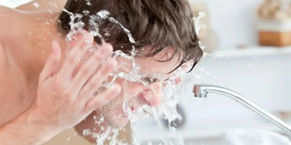 Fazer a limpeza de pele, irá deixá-la fresca e com textura leve/Foto: Reprodução