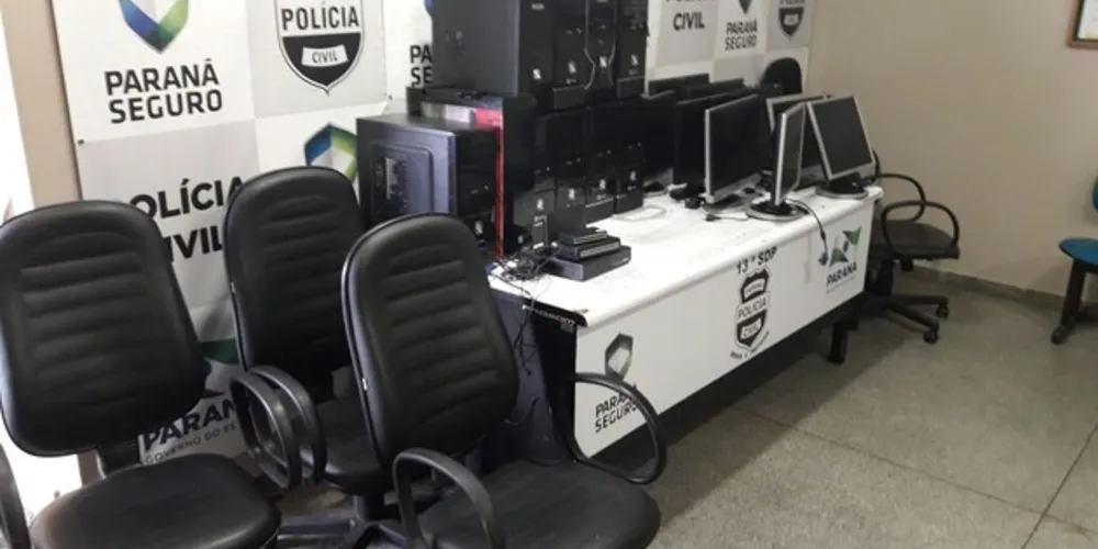 Computadores e cadeiras foram apreendidas pela polícia 