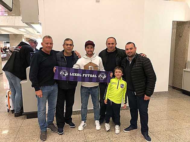 Maicon Silva foi recebido pela diretoria do clube no desembarque em Malta