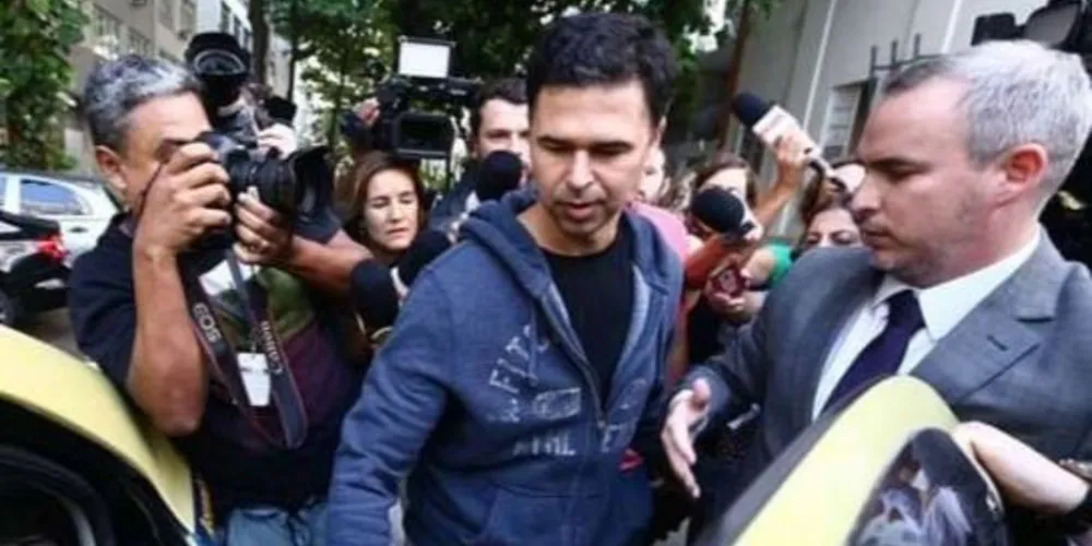 Dirigindo um carro Hyundai HB20, ele invadiu a ciclovia e o calçadão e só parou sobre a areia/Foto:Divulgação Estadão 
