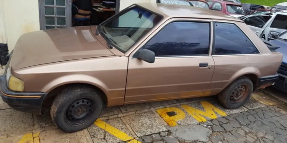 Veículo estava abandonado no bairro de Uvaranas e deve passar por perícia