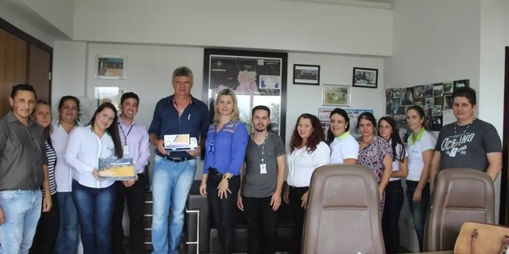 Prefeito Juca Slobodá recebe troféu de agradecimento pela parceria com o Sesc
