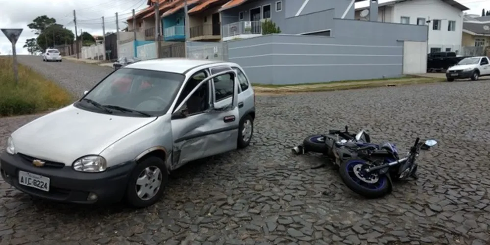 Imagem ilustrativa da imagem Motociclista bate contra lateral de carro no Jardim Carvalho