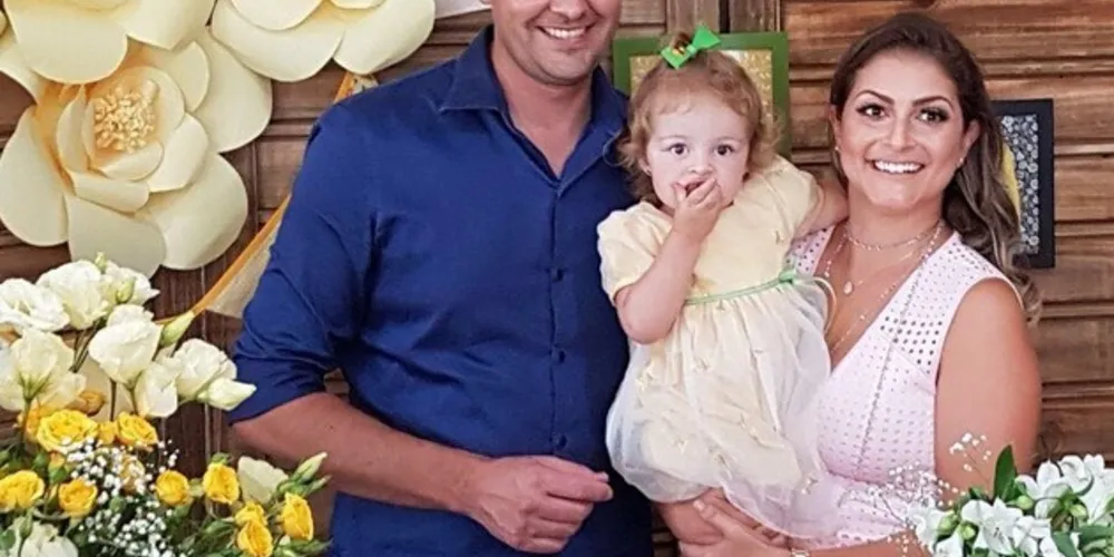 PORTRAIT - Juliano e Priscilla Jaronski comemoraram no último sábado (27), ao lado de amigos e familiares o segundo aniversário da doce Maitê. Da coluna RC os votos de alegrias e saúde a essa especial família.