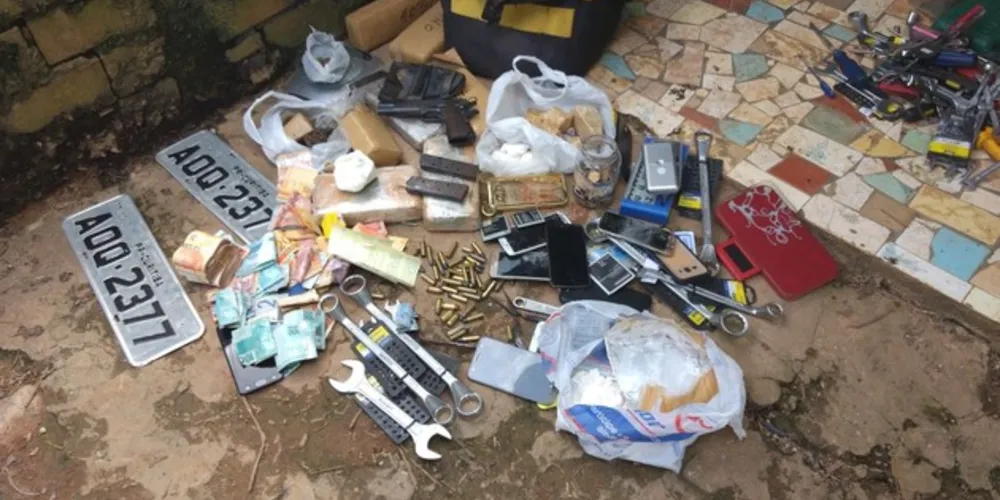 peças de veículos furtados foram apreendidas em ponto de drogas