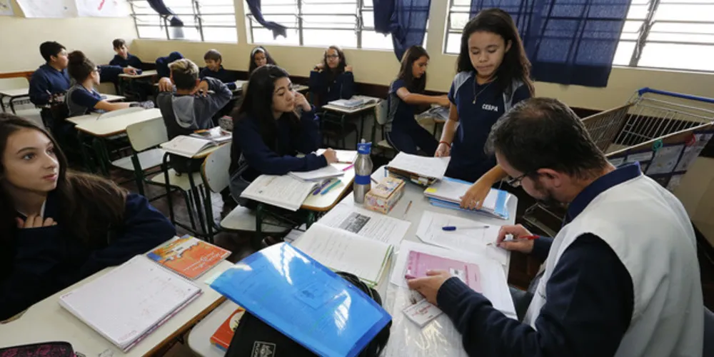 Secretaria de Estado da Educação do Paraná, Colégio Estadual São Paulo Apóstolo, professores do colégio incentivam os alunos a lerem livros, na foto o professor Anderson Marcelo da Silva. 23-05-17. Foto: Hedeson Alves/SEED