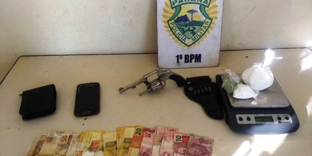 Além da droga, foi apreendido um revólver com munições e dinheiro