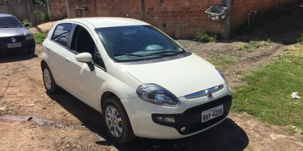 Carro foi abandonado pelo motorista, que conseguiu fugir e não foi mais encontrado