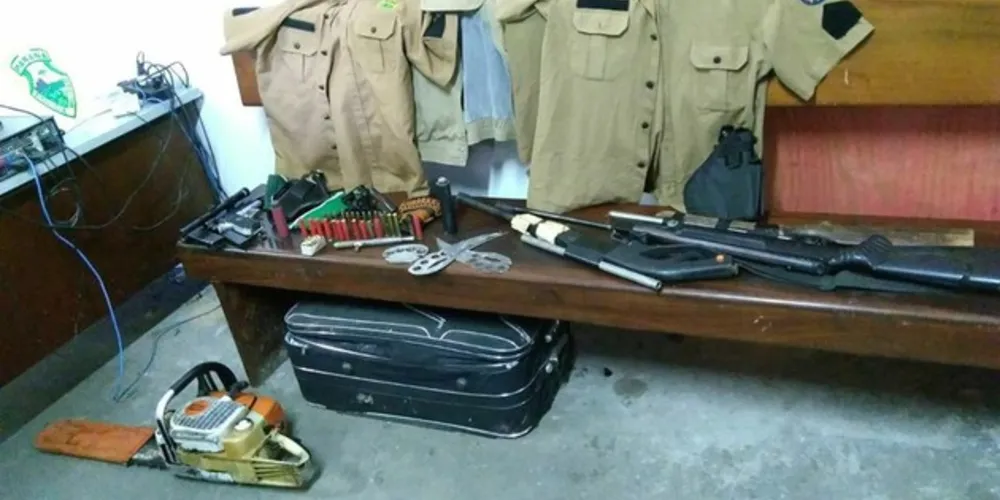Casal escondia armas, uniformes da PM, munições e veículos furtados