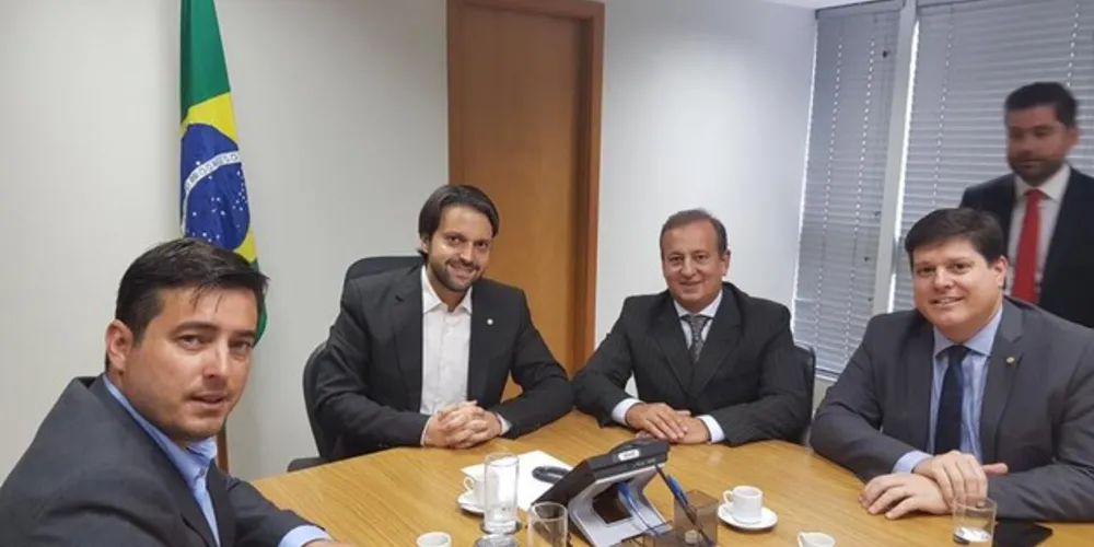Imagem ilustrativa da imagem Ministro das Cidades recebe solicitações do prefeito de Castro
