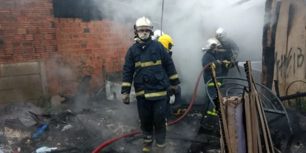 Vítima foi encontrada pelos bombeiros no banheiro da residência