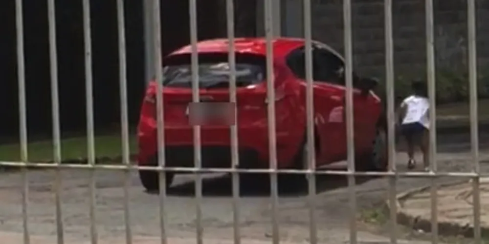 Imagem ilustrativa da imagem Polícia investiga vídeo de mulher que ‘abandona’ criança