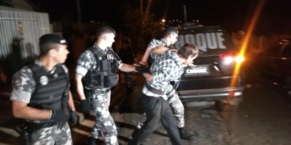 Suspeito estava escondido embaixo de cama 