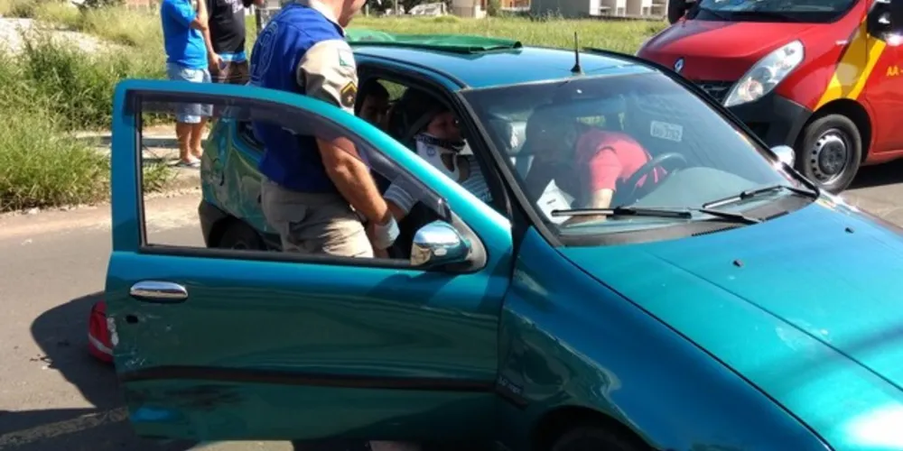 Imagem ilustrativa da imagem Carro cruza a preferencial e causa acidente