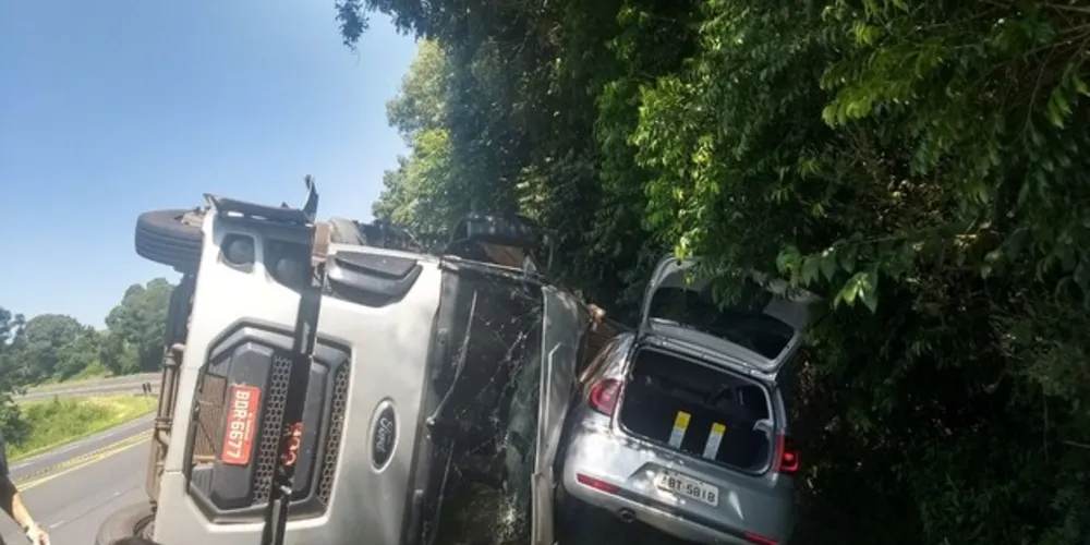 Imagem ilustrativa da imagem Colisão frontal entre carro e caminhão deixa seis feridos