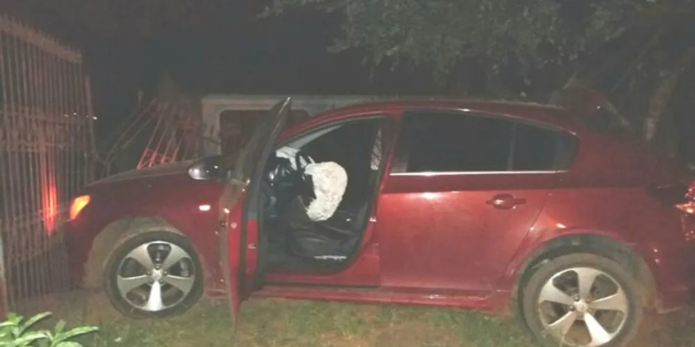Bandidos abandonaram veículo depois de bater contra o portão de uma residência