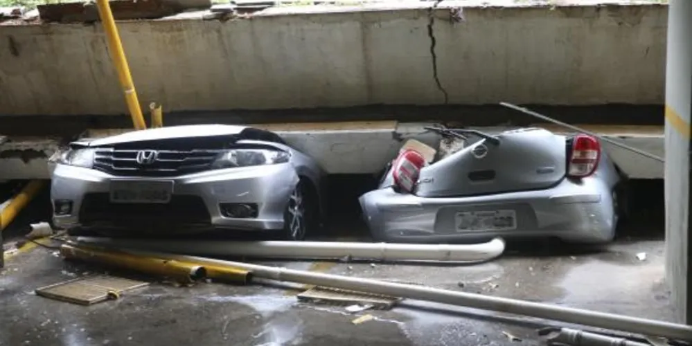O teto da garagem do bloco C da 210 Norte cedeu e destruiu 25 veículos neste domingo