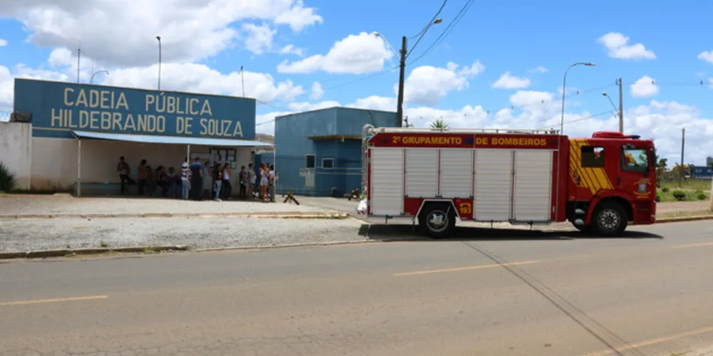 Bombeiros também estiveram no local para conter motim