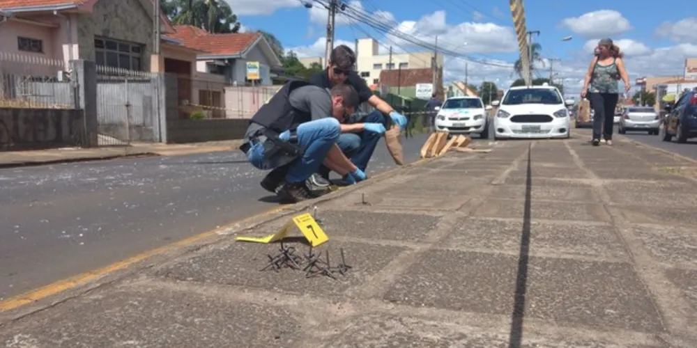 Policiais federais coletam vestígios de material genético da quadrilha