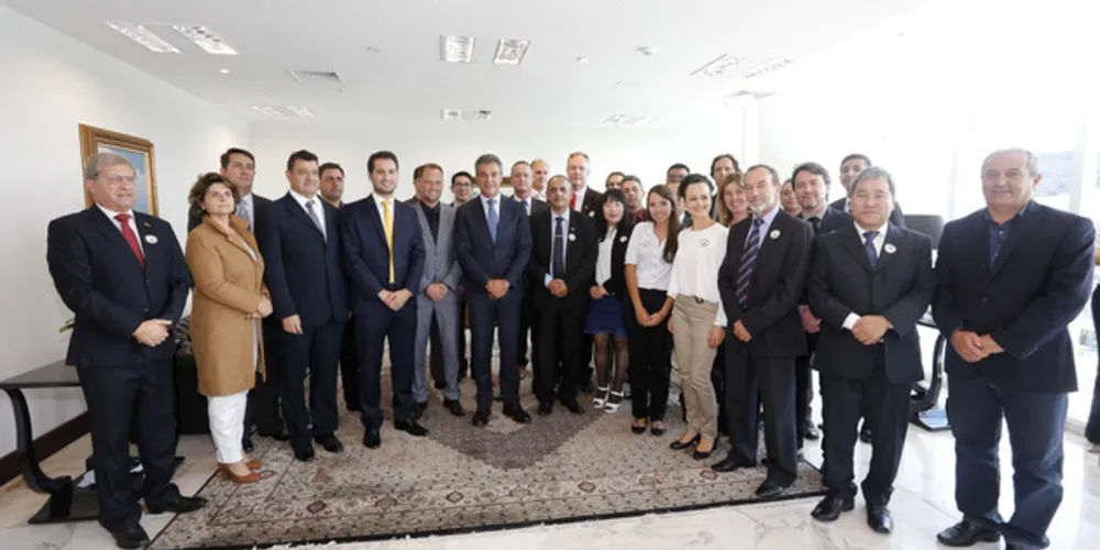 O governador Beto Richa assinou nesta segunda-feira, protocolo de intenções com as empresas FAAD e a Companhia Aeroespacial Chinesa, para a produção de usinas fotovoltáicas, no município de Palmeira. Participaram: prefeito de Palmeira, Edir Havrechaki, presidente da FAAD, Fernando Augusto Filho, a representante da Companhia Aeroespacial da China, Flora Wei, entre outros.
Curitiba, 05-02-18.
Foto: Arnaldo Alves / ANPr.