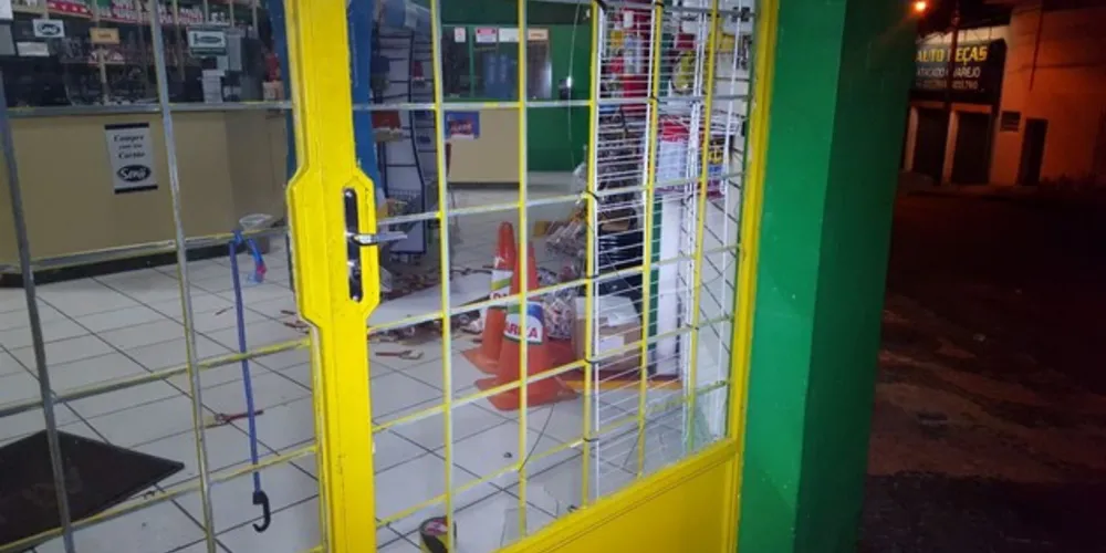 Criminosos conseguiram levar alguns produtos da loja
