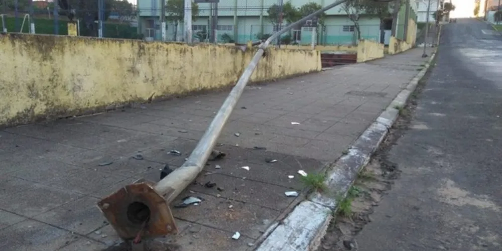 Motorista escapou ileso, mas causou grandes danos ao patrimônio público