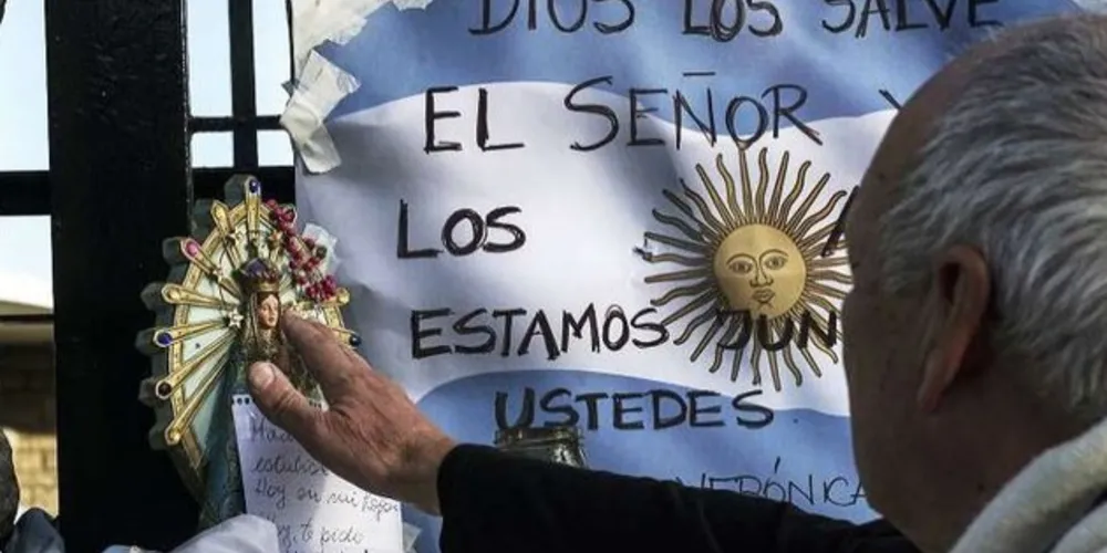 Em Mar del Plata, famílias acompanham as buscas do submarino desaparecido com 44 a bordo/Foto: Divulgação AFP