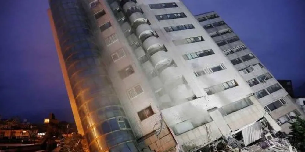 Edifício danificado pelo tremor/Foto: Divulgação Reuters 