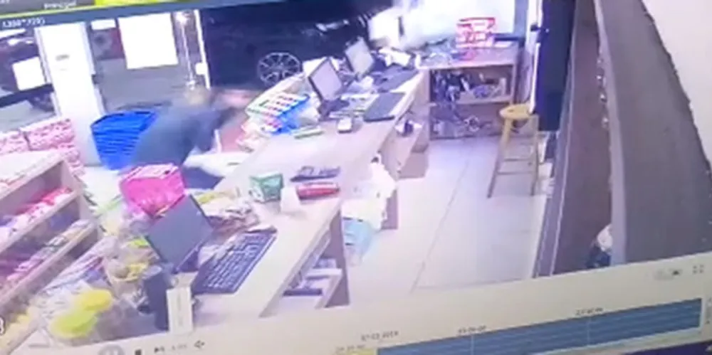 Policial foi atingida por três tiros, mas não corre risco de morrer