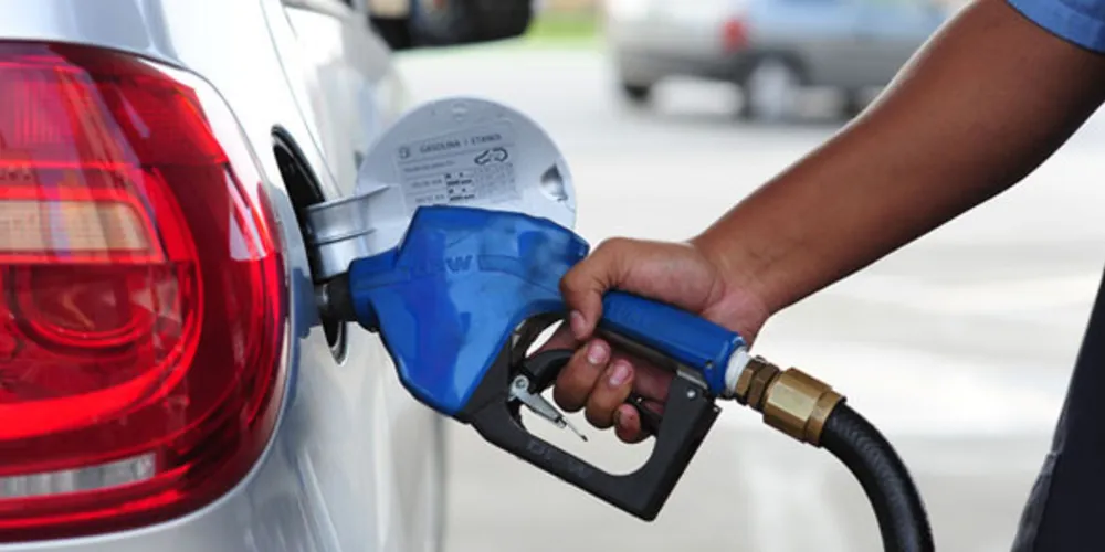 A partir desta sexta-feira (9), os novos preços estarão 3% (gasolina) e 2,6% (diesel) mais baratos nas refinarias
