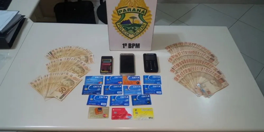 Além dos cartões, havia duas máquinas e quase R$ 7 mil em dinheiro no carro