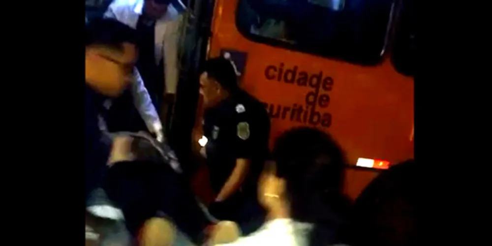 Imagem ilustrativa da imagem Passageiro leva tiro na cabeça durante arrastão em ônibus