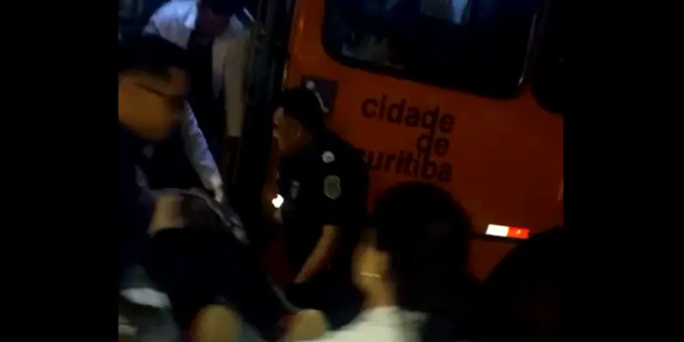 Imagem ilustrativa da imagem Passageiro baleado durante arrastão a ônibus em Curitiba morre no hospital